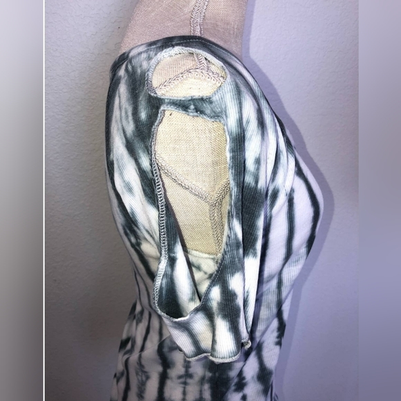 EUC🔹️Chaser Double Cold Shoulder Ribbed Blue and White Tie Dye Top - M - Picture 5 of 6